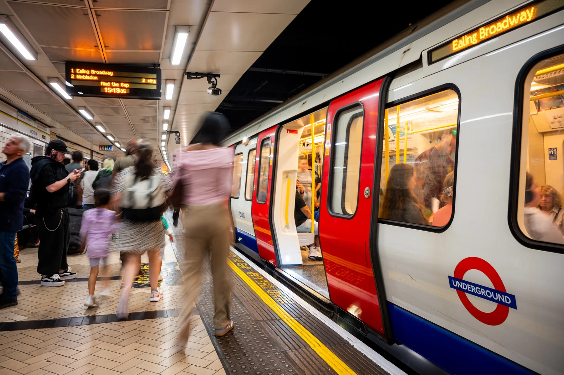 11803_london-underground-tubes-arrive-and-depart-from-victoria-underground-station.jpg.jpg