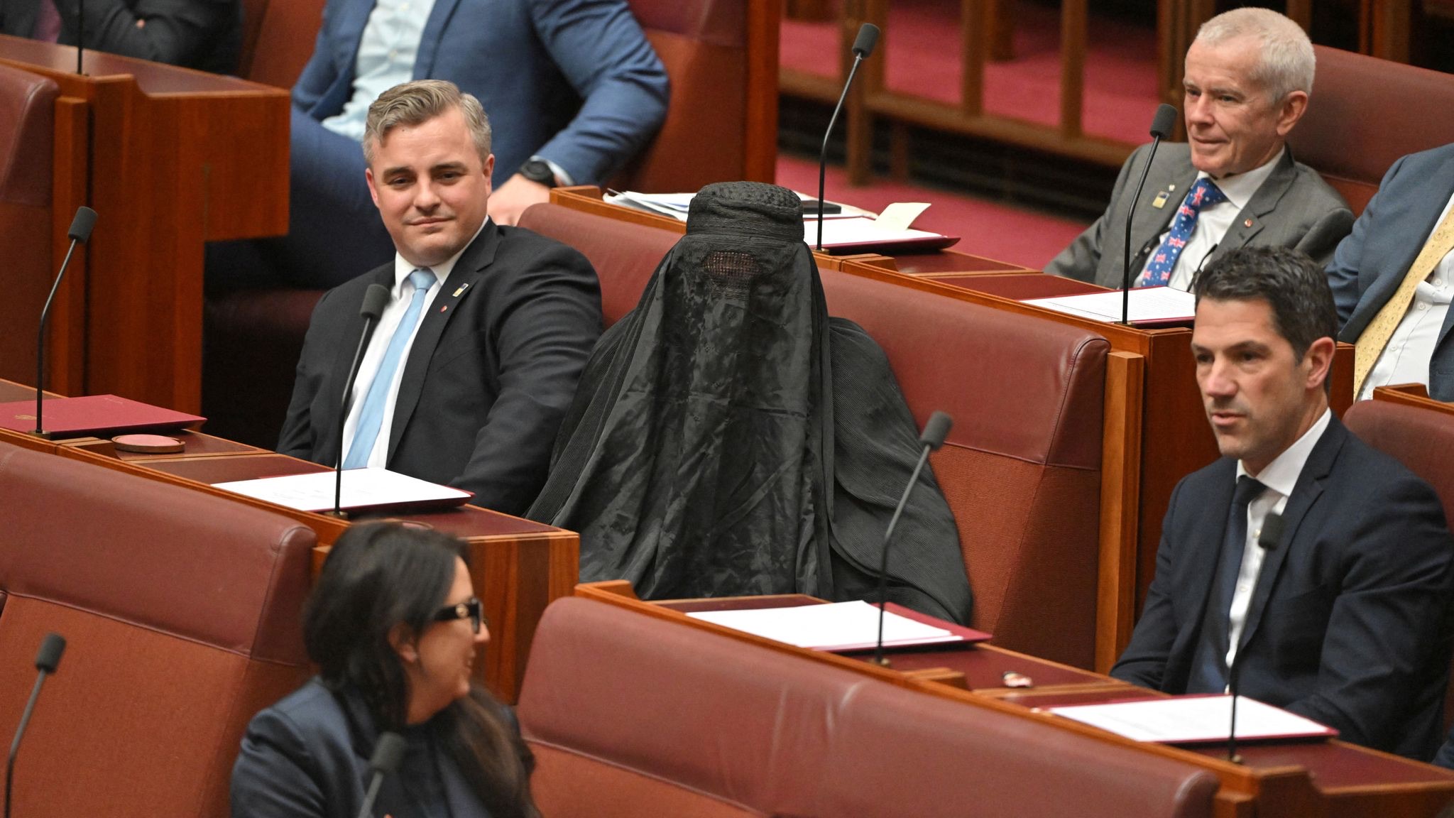 অস্ট্রেলিয়ান সিনেটে বোরকা পরে প্রবেশ: পলিন হ্যানসনের কর্মকাণ্ডে তীব্র সমালোচনা 12806_skynews-pauline-hanson-burqa_7090460.jpeg