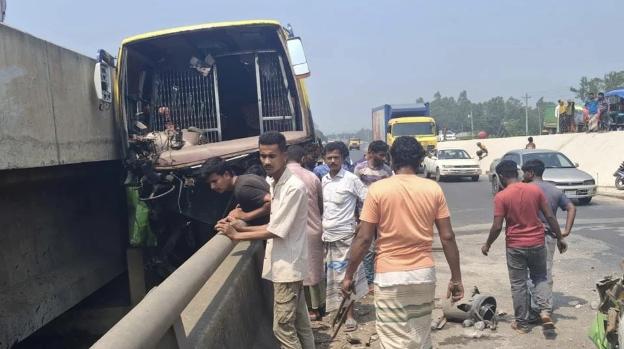 বাসের চাকা ফেটে সেতুতে ধাক্কা, চালকসহ নিহত ৩ 14927_IMG_9241.jpeg
