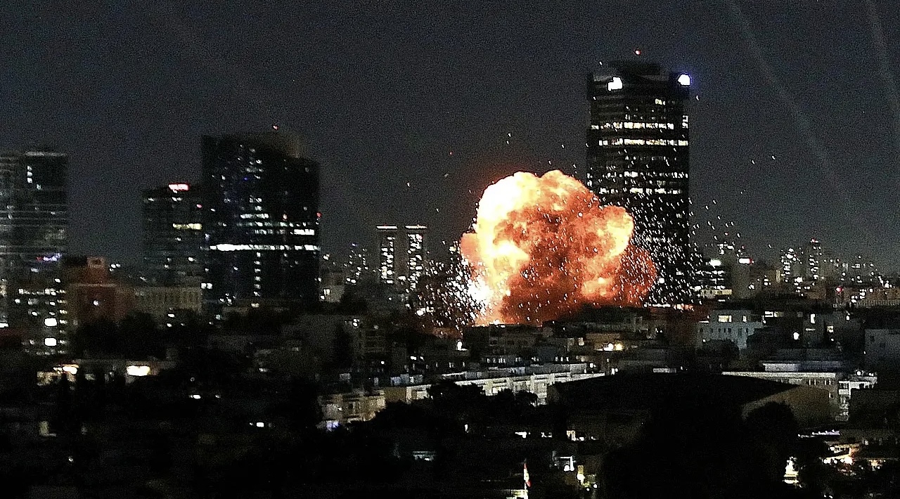 মধ্য ইসরায়েলে ইরানের ক্ষেপণাস্ত্র হামলা 14944_IMG_9393.jpeg