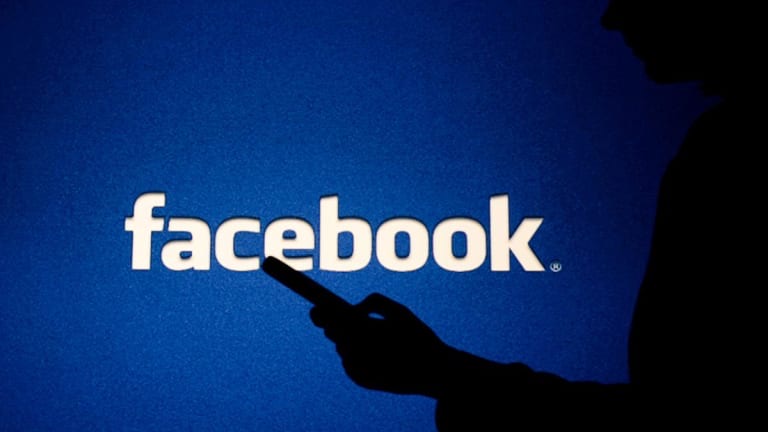 বিশ্বজুড়ে হঠাৎ ফেসবুকে বিভ্রাট 15759_facebook-slips-lower-following-report-it-gave-tech-giants-preferred-data-access.jpeg