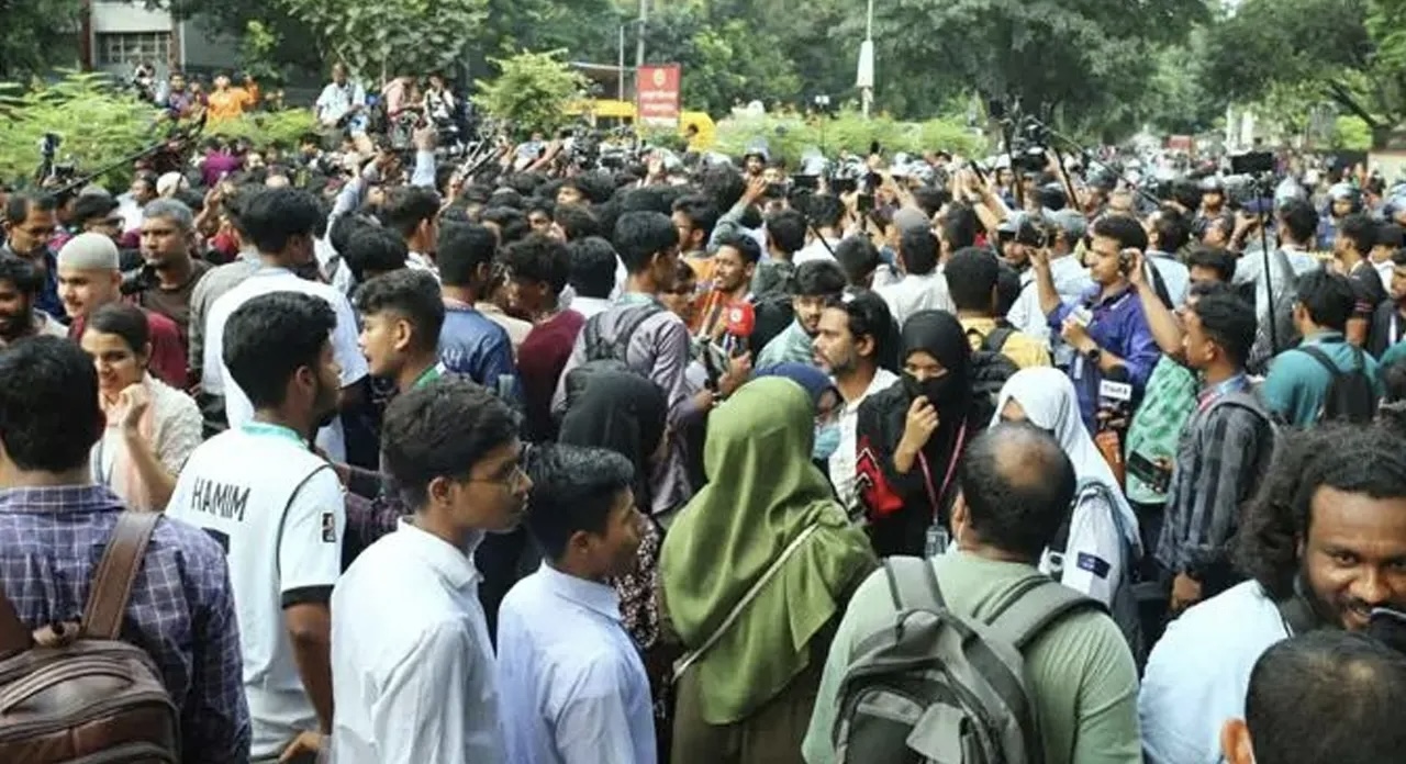 শিক্ষামন্ত্রীর পদত্যাগের দাবি বাদ দিয়ে ৬ প্রস্তাব শিক্ষার্থীদের 16053_IMG_7739.jpeg