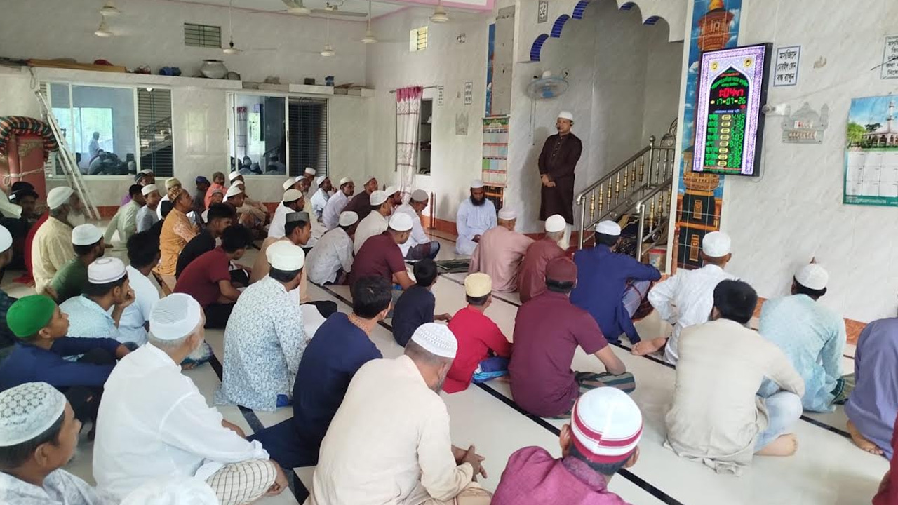 ইমামকে ঘিরে দ্বন্দ্ব: মসজিদের ভেতরে বিএনপি, বারান্দায় জামায়াতের নামাজ আদায় 16078_NewsLabAsiaPostef20c799-bada-4ccd-956d-8863d48b0d6e.jpeg