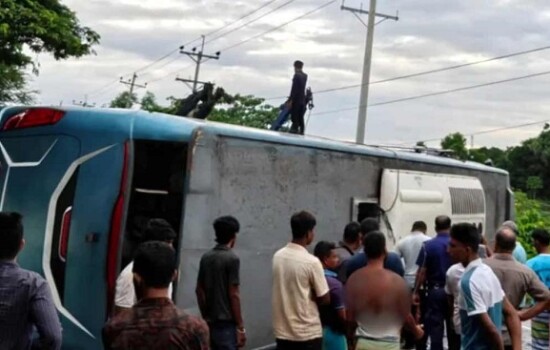 দাউদকান্দিতে রয়েল কোচের স্লিপার বাস উল্টে আহত ২৫ 16894_IMG_0218.jpeg