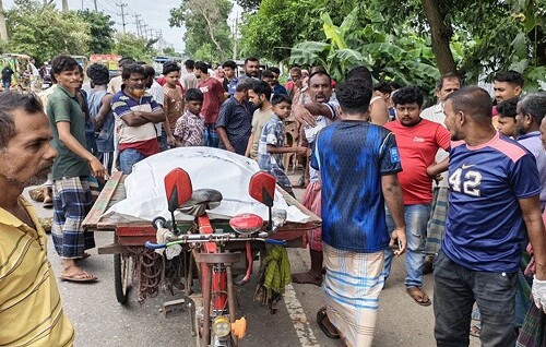 ওভারটেক করতে গিয়ে কাভার্ডভ্যানে চাপা পড়ল অটোরিকশা, নিহত ২ 16926_IMG_0299.jpeg
