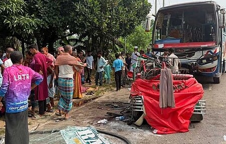 ময়মনসিংহে অটোরিকশার ওপর উঠে গেল বাস, একসঙ্গে ঝরল ৭ প্রাণ 17099_IMG_0762.jpeg