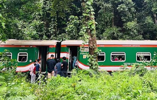 হুক ছিঁড়ে বগি বিচ্ছিন্ন, সিলেটের সঙ্গে রেল যোগাযোগ বন্ধ 17104_IMG_0775.jpeg