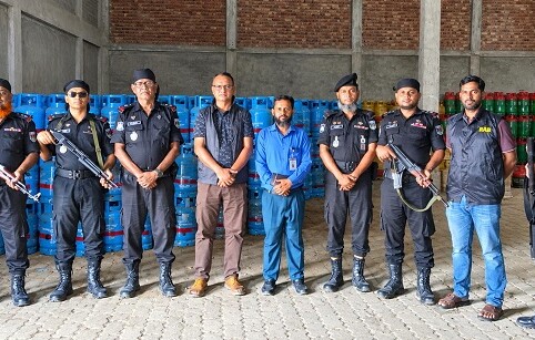 পার্বতীপুরে বাড়তি দামে এলপিজি বিক্রি, দুই প্রতিষ্ঠানকে জরিমানা 17154_IMG_0903.jpeg