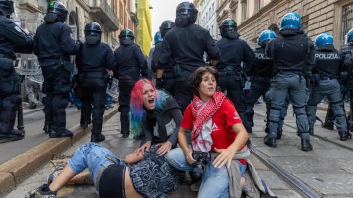 ইতালিতে বিক্ষোভের আগুন, আহত ১৪১ পুলিশ 17317_protests-in-italy-51948d-720x405.jpeg