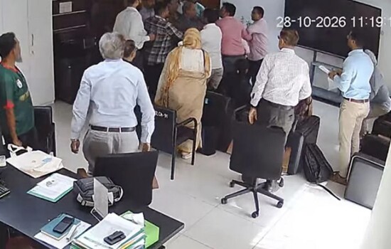 কার্যালয়ে ঢুকে আইইডিসিআর পরিচালককে পেটাল দুর্বৃত্তরা 17418_IMG_1534.jpeg